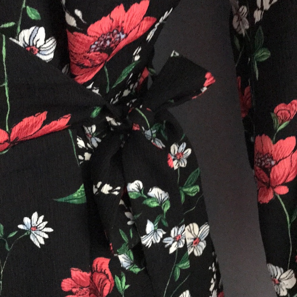 NWT! 🌺Flirty Lush floral wrap dress - Picture 4 of 8